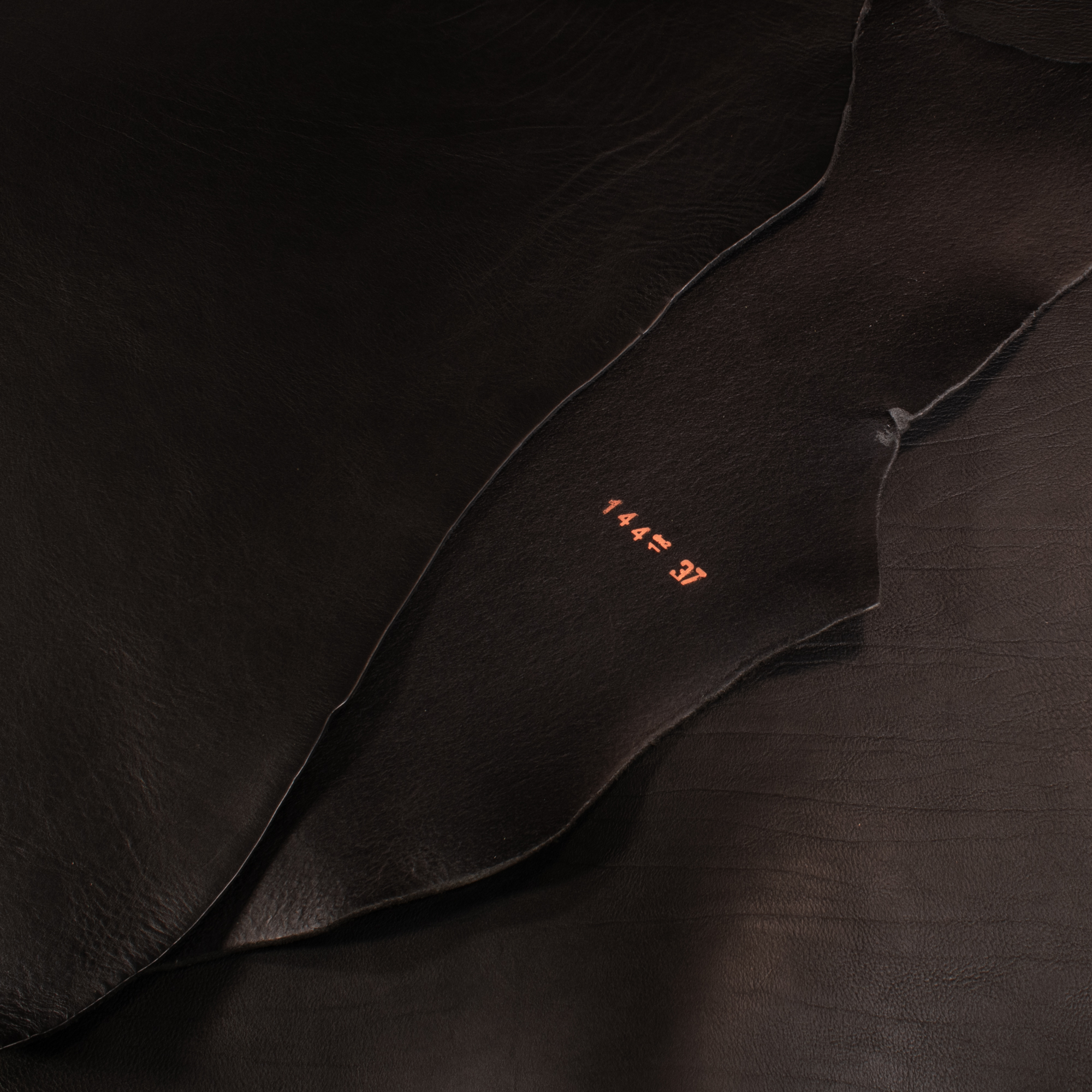 Double Shoulder - Black Milled Veg 9/10oz - Maverick Leather Company